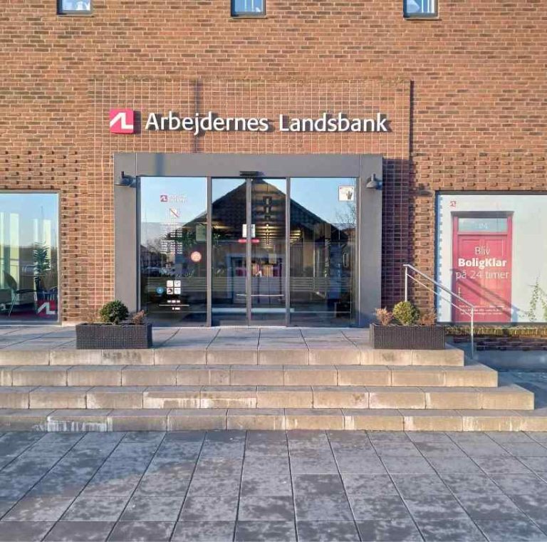 Billedet viser forsiden af Arbejdernes Landsbank Nyborg. De er også kendt som AL-bank