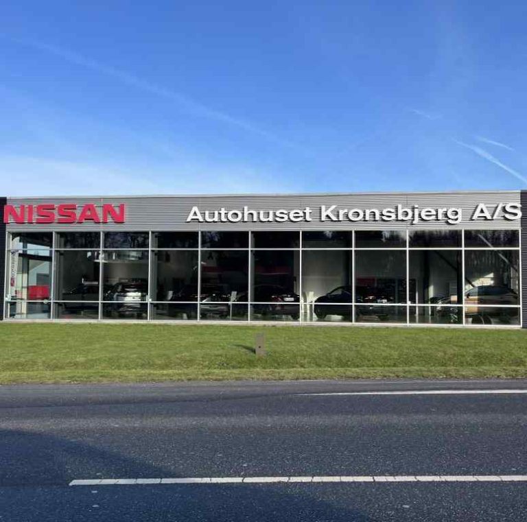 Billedet viser Autohuset Kronsbjerg i Nyborg. De sælger Nissan i Nyborg