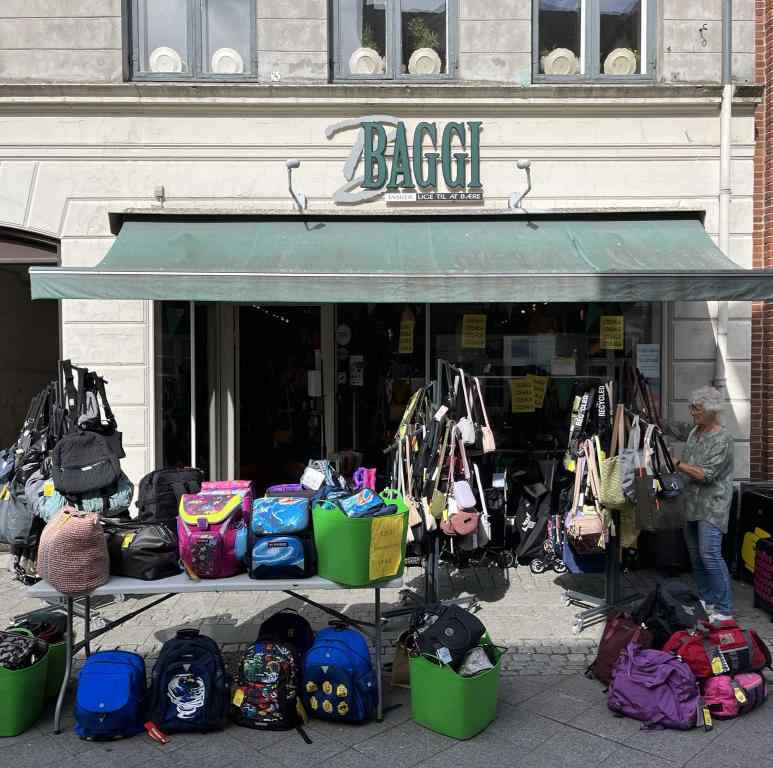 Tasker, tasker overalt. Her ser du forretning Baggi i Nyborg som sælger tasker sjov nok