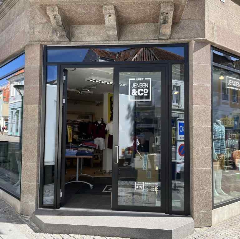 Hjørne indgangen til Uffe Jensen & Co. Store vinduer med klart udsyn Uffe Jensen & Co store udvalg af herretøj