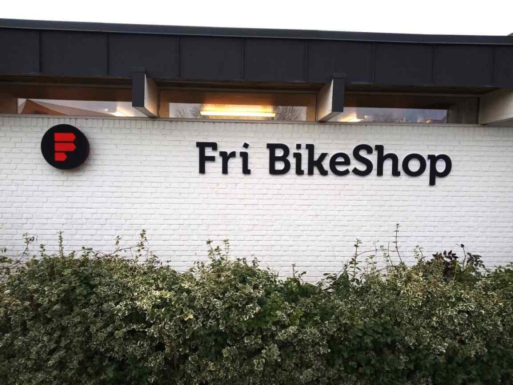 Fri bikeshop Nyborgs logo står frem på billedet med en hvid baggrund.