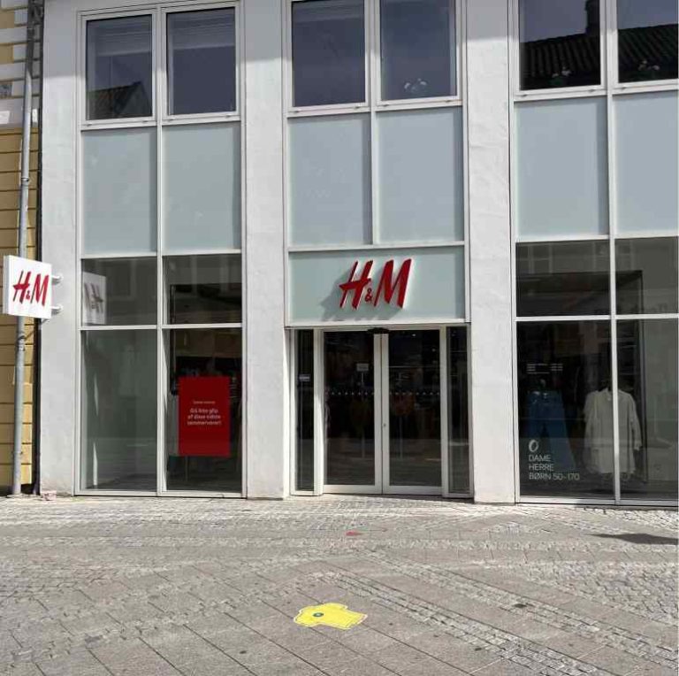 Henne & Mauritz bedre kendt som H&Ms butiksfront pryder dette billede.