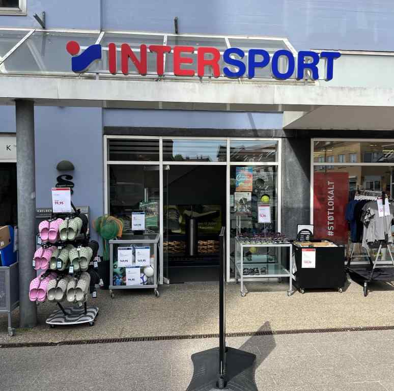 Intersport ses her indgangen fra Gl Torv. Billedet indeholder også mange af de varer der sælger i Intersport Nyborg