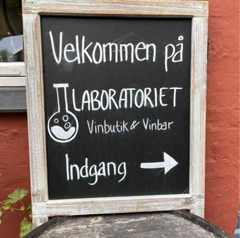 Skiltet der viser til indgang for Laboratoriet. Stedet hvis du har lyst til at eksperimentere med et godt glas vin.
