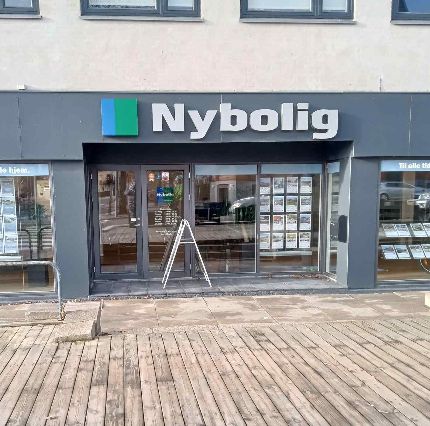 Et trin ned fra vejen ligger Nybolig Nyborg som også ses på billedet.