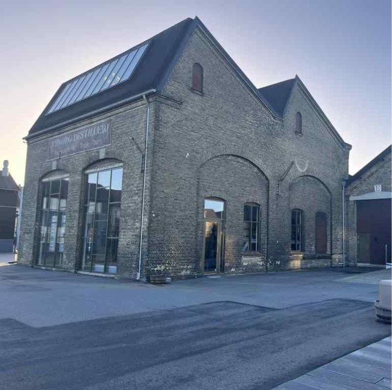 Her ser du det gamle godtogsværksted lavet om, så det kan lave noget af Danmarks bedste spiritus på Nyborg Destilleri