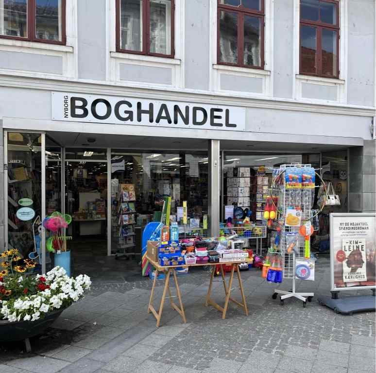 Et bord med legetøj står foran Nyborg Boghandel. Stedet for Bøger, brætspil og pulsespil.