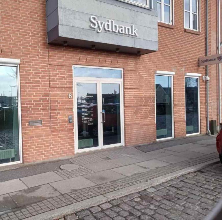 Lige overfor Havnen ligger Sydbank i Nyborg