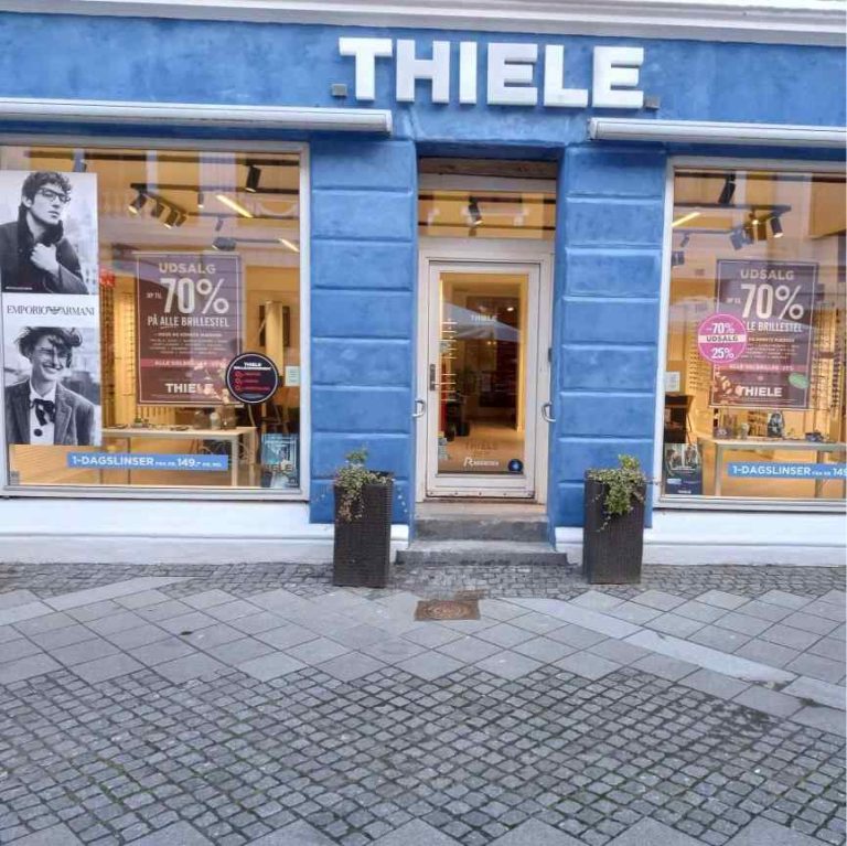 Flot blå bygning med hvid logo ligger Thiele Nyborg midt i byen.